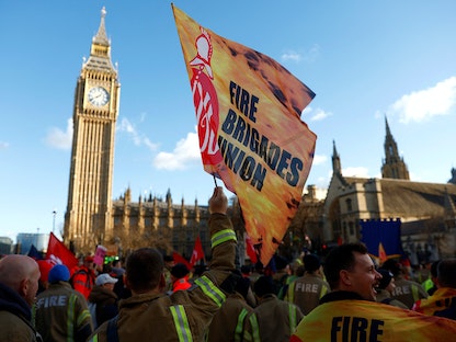 أعضاء من نقابة فرق الإطفاء خلال مسيرة تدعو للإضراب بسبب تكاليف المعيشة في لندن، 6 ديسمبر 2022 - REUTERS