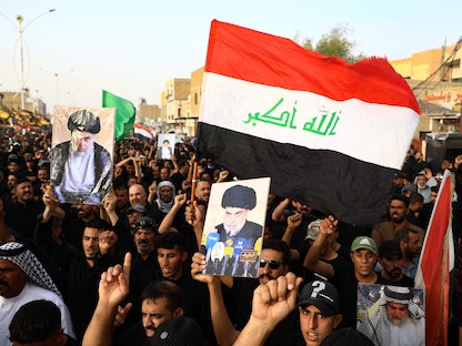 متظاهرون عراقيون من أنصار التيار الصدري في تظاهرات بمحافظة ذي قار - 12 أغسطس 2022 - AFP