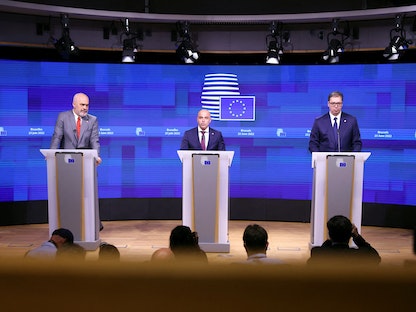  رؤساء وزراء كل من ألبانيا إيدي راما ومقدونيا الشمالية ديميتار كوفاسيفسكي وصربيا ألكسندر فوتشيتش يعقدون مؤتمراًصحافياً عقب اجتماع قادة دول غرب البلقان مع زعماء الاتحاد الأوروبي في بروكسل - 23 يونيو 2022 - REUTERS