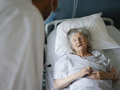 امرأة مريضة تتلقى الرعاية الصحية في مستشفى بباريس، فرنسا 20 يوليو 2022 - AFP