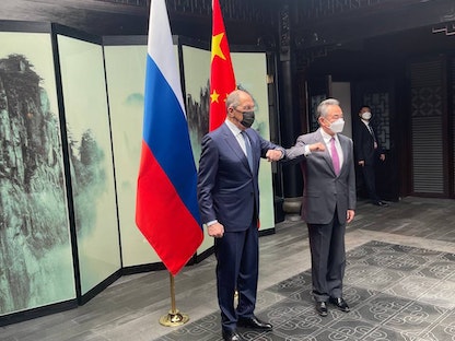 وزير الخارجية الروسي سيرجي لافروف مع نظيره الصيني وانج يي في  تونشي بالصين - 30 مارس 2022 - Twitter@mfa_russia