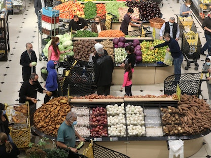 متسوقون في أحد أسواق لبنان، 11 يناير 2021.  - REUTERS