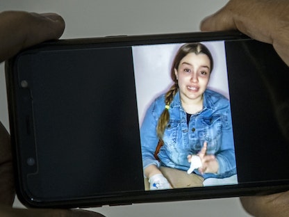 شخص يتابع فيديو للمؤثرة المصرية على تيك توك حنين حسام المدانة بالاتجار بالبشر - AFP