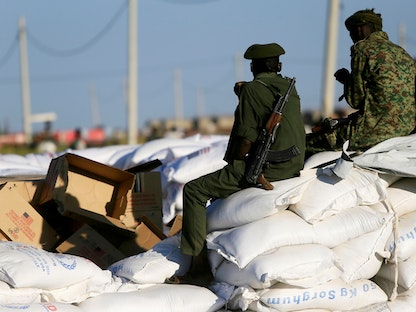 مسلحون يحرسون مواد غذائية للاجئين القادمين من تيغراي إلى الحدود الإثيوبية السودانية- 24 نوفمبر - REUTERS