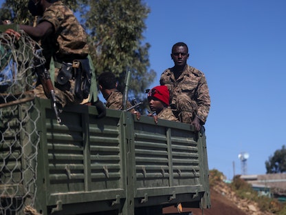 جنود يركبون شاحنة بالقرب من بلدة أديجرات بإقليم تيجراي، إثيوبيا، 18 مارس 2021 - REUTERS
