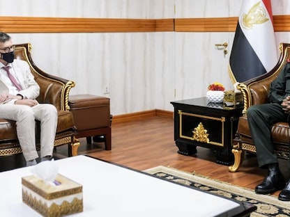 رئيس مجلس السيادة السوداني عبد الفتاح البرهان (يمين) يلتقي رئيس بعثة الأمم المتحدة في السودان "يونيتامس" فولكر بيرتس - 3 أبريل 2022 - facebook.com/TransitionalSovereigntyCouncil