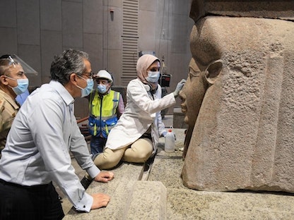 جانب من أعمال ترميم القطع الأثرية في المتحف المصري الكبير بالقاهرة - 7 يونيو 2021 - وزارة السياحة والآثار المصرية