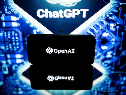 صورة تظهر شعار شركة "OpenAI" المسؤولة عن برنامج الذكاء الاصطناعي "ChatGPT" خلال معرض في تولوز بفرنسا. 23 يناير 2023 - AFP