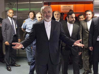 وزير الخارجية الإيراني السابق محمد جواد ظريف خلال وصوله إلى مقر الوكالة الدولية للطاقة الذرية في فيينا تزامناً مع التوصل إلى بنود الاتفاق النووي - 14 يوليو 2015 - AFP