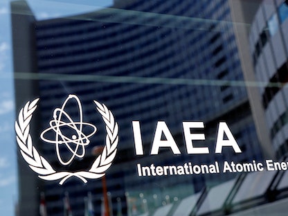 شعار الوكالة الدولية للطاقة الذرية على مقرها في فيينا - REUTERS