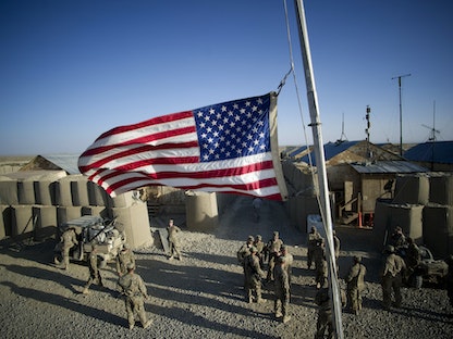 العلم الأميركي يرفرف فوق قاعدة العمليات الأمامية في كوشاموند بأفغانستان، 11 سبتمبر 2011 - AFP