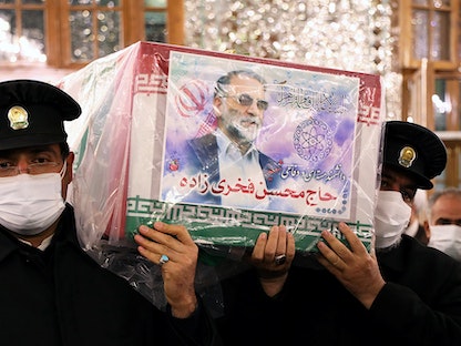 جنود إيرانيون يشيعون جثمان العالم النووي الإيراني محسن فخري زاده في مدينة مشهد الإيرانية - 29 نوفمبر  2020 - VIA REUTERS
