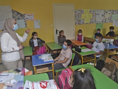 طلاب يرتدون الكمامات في إحدى المدارس الابتدائية العاصمة الجزائرية - 21 أكتوبر 2020 - AFP