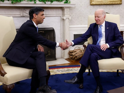 الرئيس الأميركي جو بايدن يصافح رئيس الوزراء البريطاني ريشي سوناك في البيت الأبيض. 8 يونيو 2023 - REUTERS