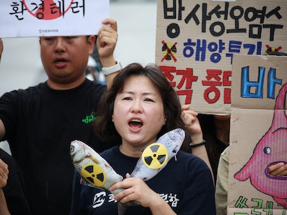 نشطاء في وقفة احتجاجية بعاصمة كوريا الجنوبية سول ضد خطة اليابان لإطلاق مياه مفاعل فوكوشيما النووي إلى المحيط. 24 أغسطس 2023 - REUTERS