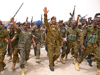 الفريق أول عبد الفتاح البرهان قائد الجيش السوداني خلال زيارة لقاعدة عسكرية في مدينة بورتسودان. 28 أغسطس 2023 - AFP