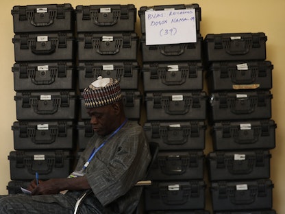 جانب من صناديق الاقتراع في أحد مراكز الانتخابات الرئاسية بمدينة كانو في نيجيريا- 26 فبراير 2023 - AFP