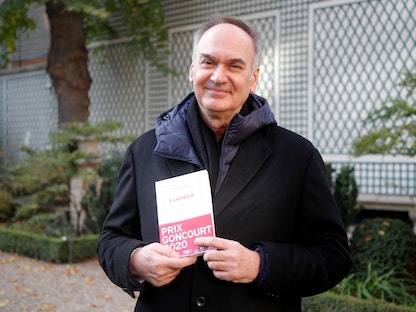 الكاتب الفرنسي إيرفيه لو تيلييه في دار نشر غاليمار بعد فوزه بجائزة غونكور الأدبية في باريس، 30 نوفمبر  - REUTERS