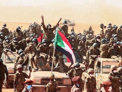 جنود يشاركون في مناورة عسكرية بمنطقة معقل في ولاية نهر النيل شمال السودان. 8 ديسمبر 2021 - AFP
