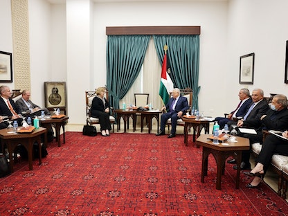 الرئيس الفسطيني محمود عباس يستقبل وفداً أميركياً برئاسة مساعدة وزير الخارجية الأميركي باربرا ليف - 11 يونيو 2022 - wafa.ps