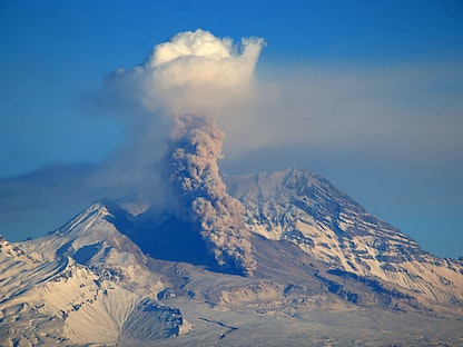 ثوران بركان شيفيلوتش في شبه جزيرة كامشاتكا شرقي روسيا. 22 نوفمبر 2022 - via REUTERS