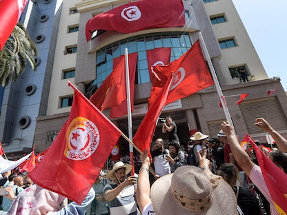 أحد التجمعات لأنصار الاتحاد العام التونسي للشغل حاملين الأعلام خارج مقره في العاصمة - 16 يونيو 2022 - AFP