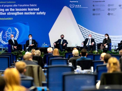 المدير العام للوكالة الدولية للطاقة الذرية رافائيل جروسي مع ممثلي دول المنظمة خلال افتتاح مؤتمر دولي في مقر الوكالة في فيينا، النمسا ، 8 نوفمبر 2021 - AFP