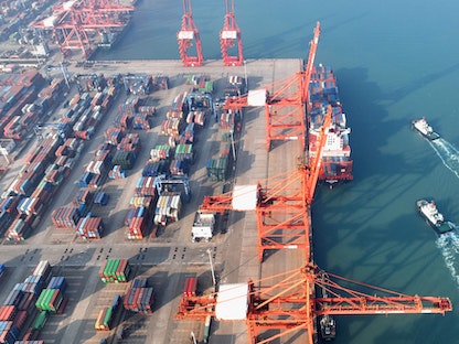 رافعات وحاويات شحن داخل ميناء في ليانيونجانج بمقاطعة جيانجسو شرقي الصين. 7 ديسمبر 2022 - AFP