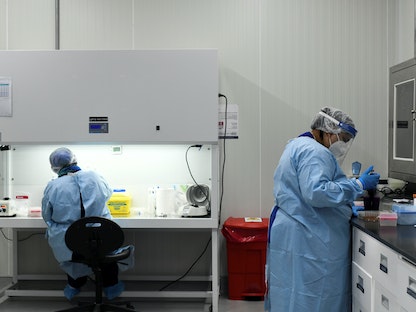 فريق طبي يجري اختبارات لفيروس كورونا في مختبرات Biogenix في مدينة مصدر، أبوظبي، الإمارات العربية المتحدة، 6 أكتوبر 2020 - REUTERS  - REUTERS