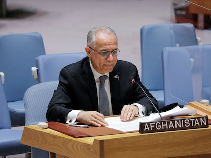 غلام إسحق زاي السفير الذي يمثل  الحكومة الأفغانية السابقة لدى الأمم المتحدة يتحدث خلال جلسة لمجلس الأمن في نيويورك - 16 أغسطس 2021 - REUTERS