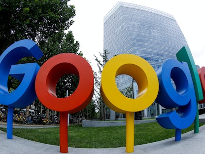 شعار العلامة التجارية لشركة Google خارج مكتبها في بكين - 8 أغسطس 2018 - REUTERS