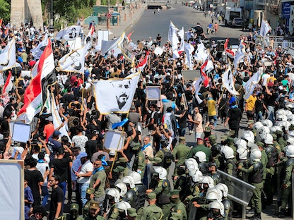 الشرطة العراقية في مواجهة متظاهرين بالعاصمة بغداد خلال إحياء الذكرى الثانية لحراك أكتوبر - 1 أكتوبر 2021 - REUTERS