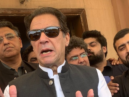 رئيس الوزراء الباكستاني السابق عمران خان يتحدث إلى وسائل الإعلام بعد مثوله أمام محكمة مكافحة الإرهاب في إسلام آباد - باكستان - 12 سبتمبر 2022 - AFP