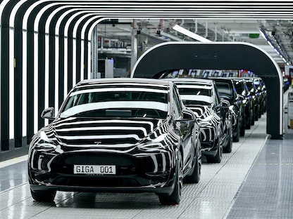سيارات "تسلا" من طراز Y في مصنع للسيارات الكهربائية في ألمانيا. 22 مارس 2022 - REUTERS