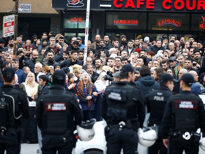 أنصار زعيم حزب "الشعوب الديمقراطي" صلاح الدين دميرتاش خلال احتجاج على اعتقاله أمام محكمة في إسطنبول- 12 يناير 2018 - REUTERS