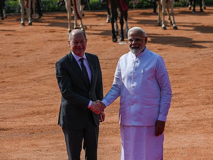رئيس الوزراء الهندي ناريندرا مودي يستقبل المستشار الألماني أولاف شولتز في نيودلهي - 25 فبراير 2023 - Bloomberg