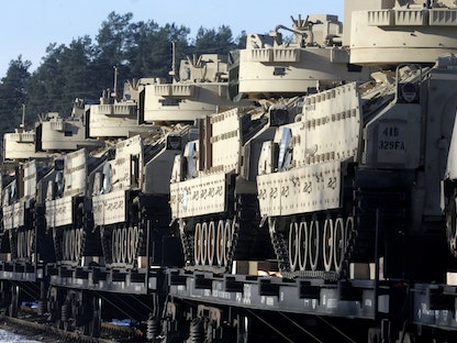 عربات قتالية أميركية من طراز "برادلي" خلال نشرها في لاتفيا. 8 فبراير 2017 - REUTERS