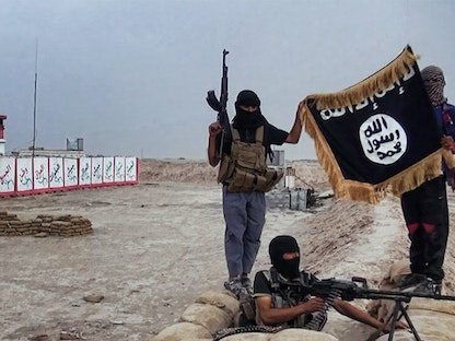 عدد من عناصر تنظيم "داعش" يستولون على نقطة أمنية للجيش العراقي في محافظة صلاح الدين شمال العراق - 11 يونيو 2014 - AFP
