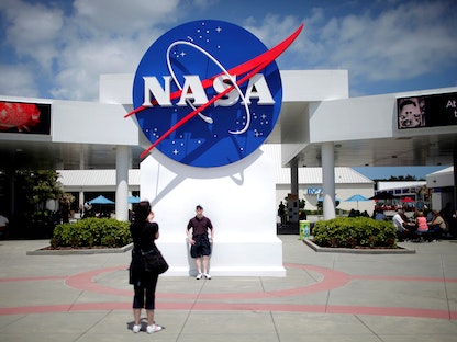 شعار وكالة "ناسا" في مركز كينيدي للفضاء  - REUTERS