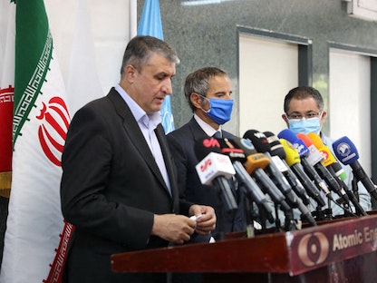 رئيس الوكالة الدولية للطاقة الذرية رفائيل جروسي ورئيس منظمة الطاقة الذرية الإيرانية محمد إسلامي خلال مؤتمر صحافي في طهران، 12 سبتمبر 2021  - AFP