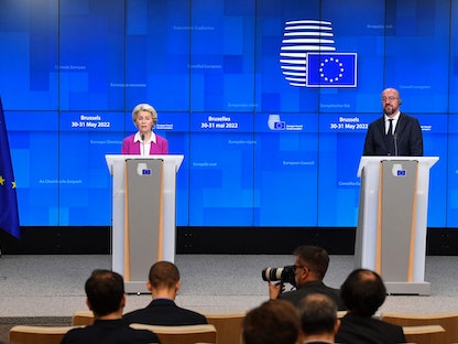 رئيسة المفوضية الأوروبية أورسولا فون دير لاين (يسار) ورئيس المجلس الأوروبي تشارل ميشيل خلال اجتماع خاص للمجلس الأوروبي في مبنى المجلس الأوروبي في بروكسل في 31 مايو 2022. - AFP