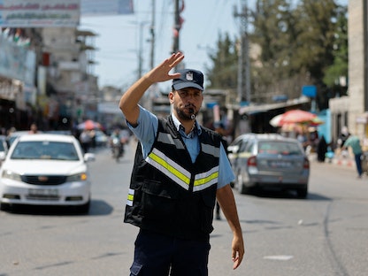 رجل مرور فلسطيني ينظم حركة المرور في رفح جنوب قطاع غزة - 8 أغسطس 2022 - REUTERS