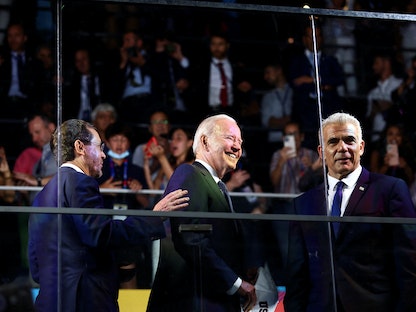 الرئيس الأميركي جو بايدن ونظيره الإسرائيلي يتسحاق هرتسوغ ورئيس الوزراء يائير لبيد خلال افتتاح دورة ألعاب "مكابيه"- 14 يوليو 2022. - REUTERS