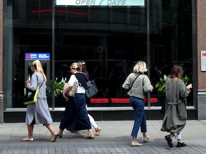 سيدات يسرن قرب بنك مترو في العاصمة البريطانية لندن. 22 مايو 2019 - REUTERS