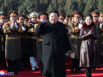الزعيم الكوري الشمالي كيم جونج أون وابنته جو آي في زيارة إلى وزارة الدفاع الوطني في بيونج يانج بمناسبة الذكرى الـ76 لتأسيس الجيش الشعبي الكوري. 9 فبراير 2024 - AFP