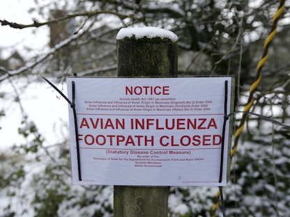 لافتة على حافة منطقة محظورة تحذر من إغلاق ممر مشاة بعد تفشي إنفلونزا الطيور في قرية في جنوب إنجلترا - 3 فبراير 2015 - REUTERS