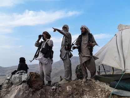 قوات موالية للحكومة الأفغانية بالقرب من منطقة تسيطر عليها حركة طالبان، 15 يوليو 2021 - AFP