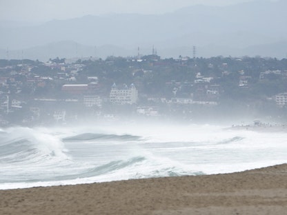 الأمواج المحمولة من إعصار أجاثا تضرب شواطئ الساحل الجنوبي الغربي للمكسيك، في بويرتو إسكونديدو، بولاية أواكساكا - 29 مايو 2022  - REUTERS