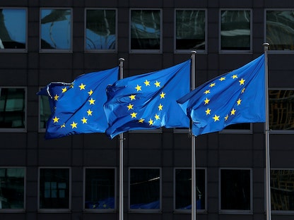 أعلام الاتحاد الأوروبي ترفرف خارج مقر المفوضية الأوروبية في بروكسل- بلجيكا - REUTERS