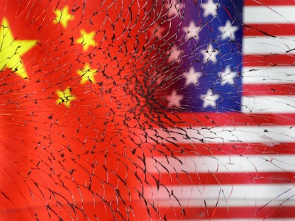 العلمان الأميركي والصيني - REUTERS